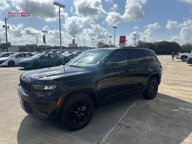 Used 2025 Jeep Grand Cherokee Altitude AWD/4WD image 3