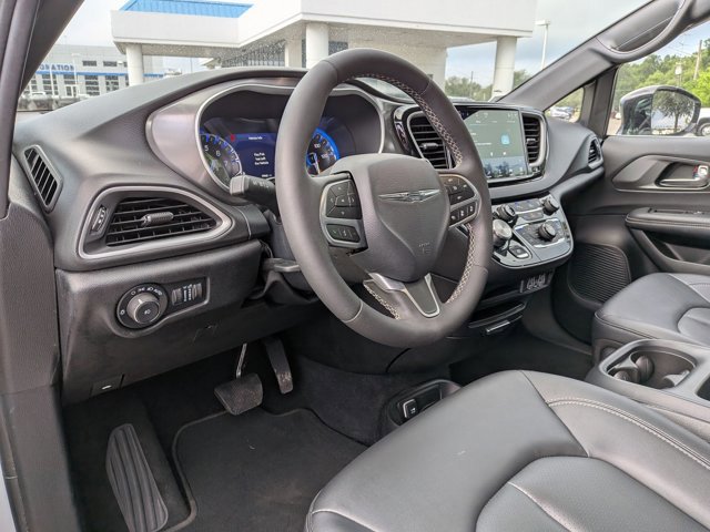 Used 2025 Chrysler Pacifica Select image 10