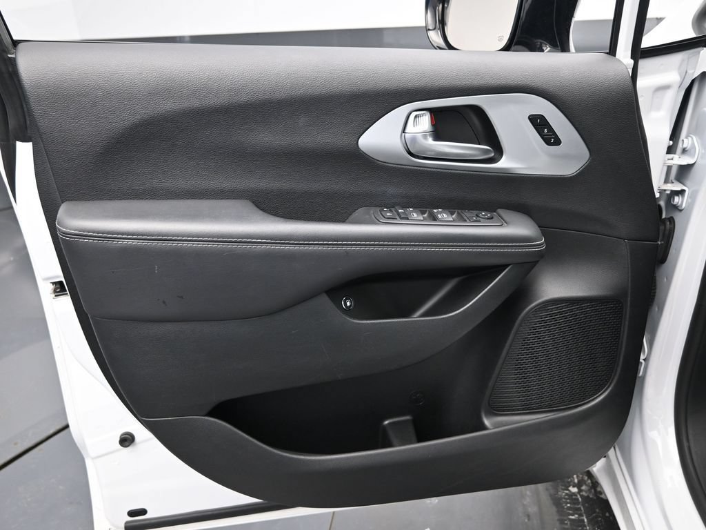 Used 2024 Chrysler Pacifica Limited FWD image 29