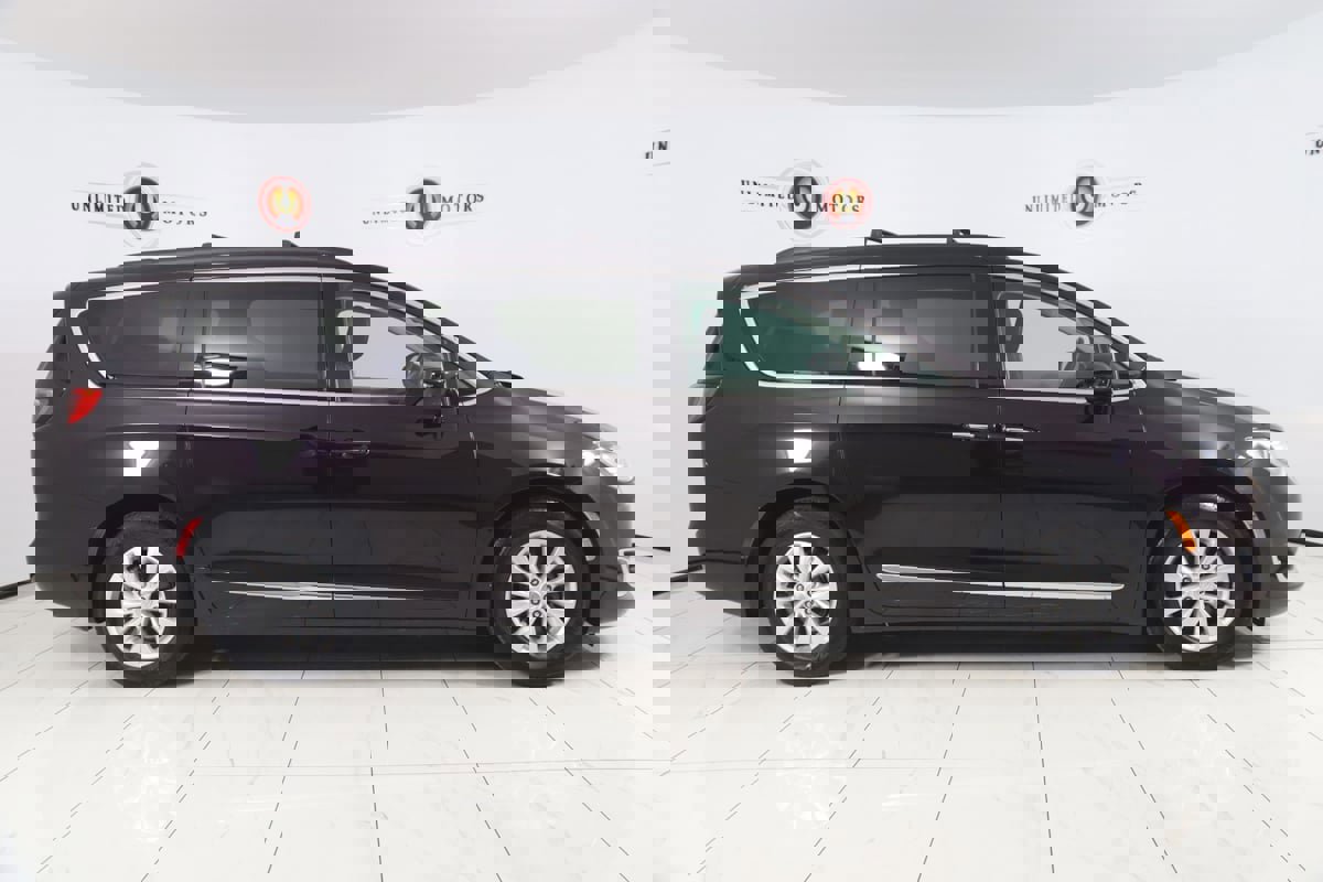 Used 2017 Chrysler Pacifica Touring-L image 2