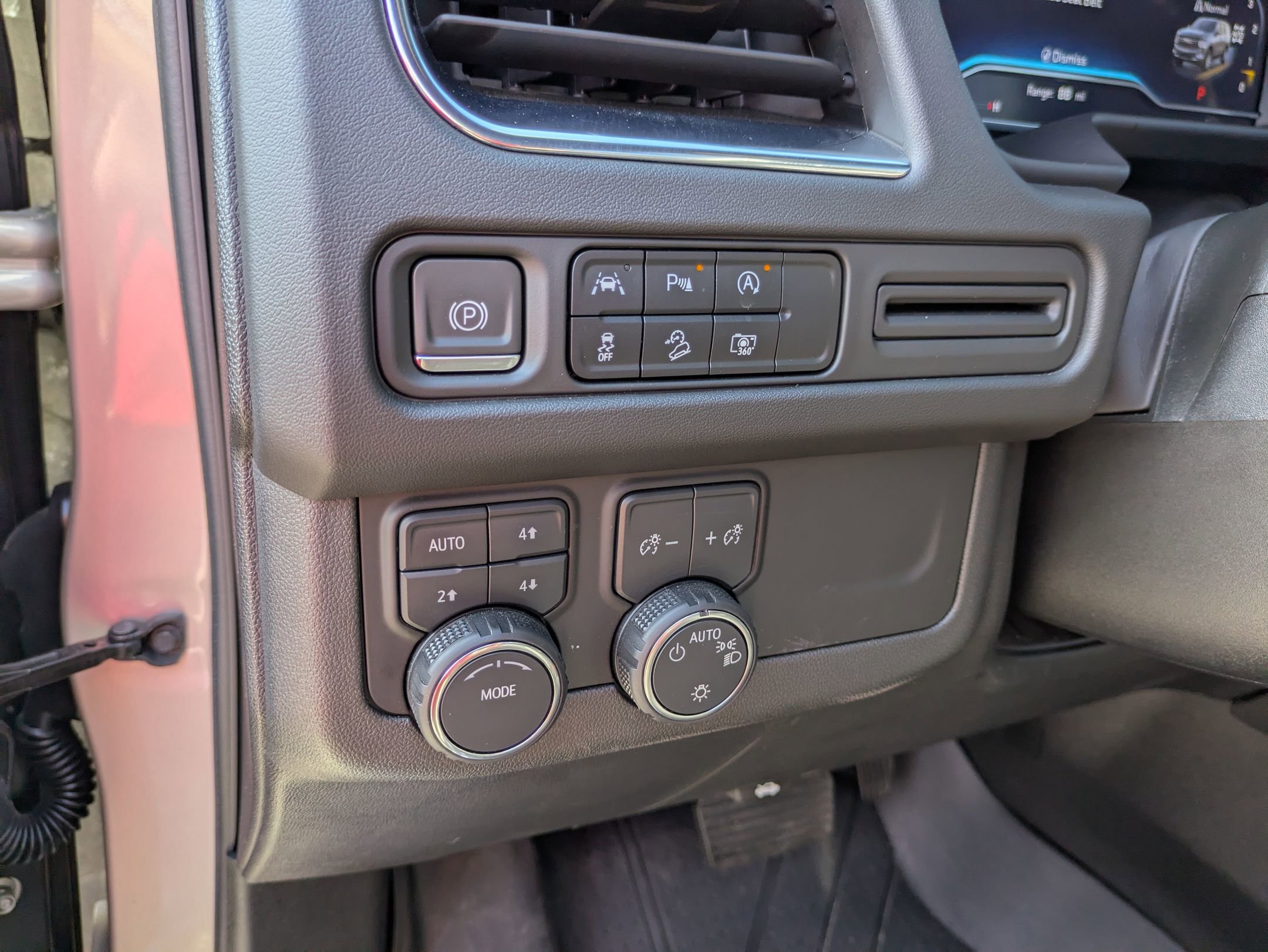 Used 2023 Chevrolet Tahoe Z71 w/ Luxury Package AWD/4WD image 17