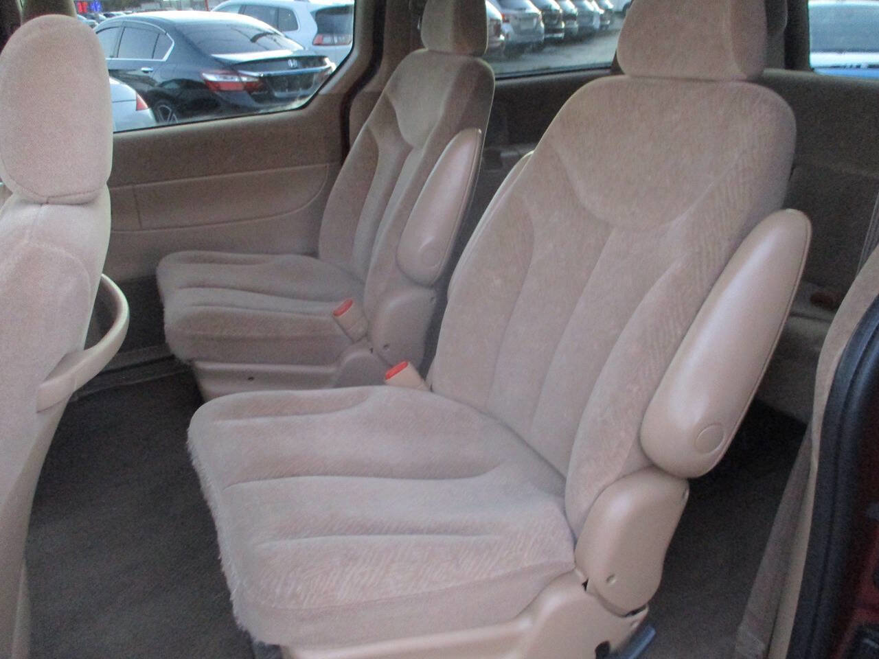 Used 2000 Chrysler Town & Country LX image 7
