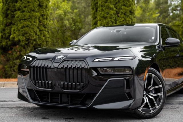 Used 2023 BMW 740i w/ Luxury Rear Seating Package RWD image 2