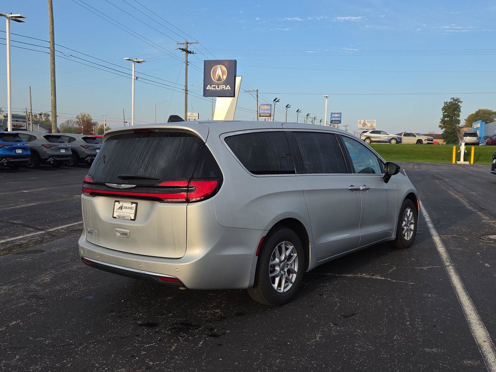 Used 2024 Chrysler Pacifica Touring-L FWD image 27