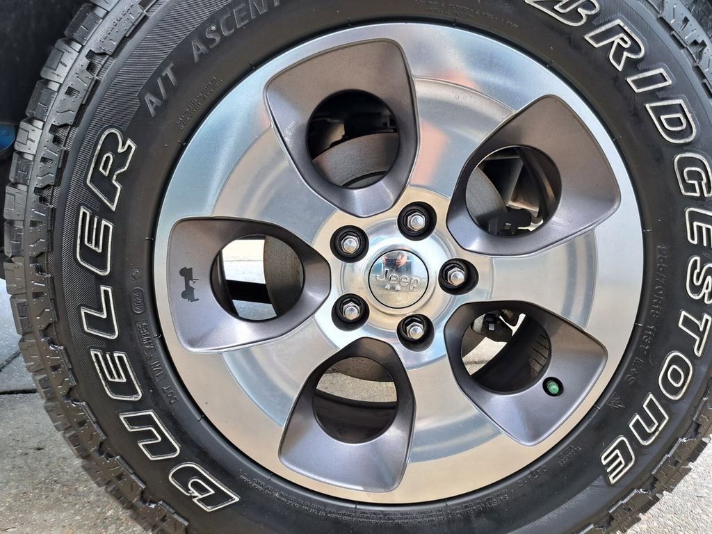 Used 2016 Jeep Wrangler Unlimited Sahara w/ Connectivity Group image 23