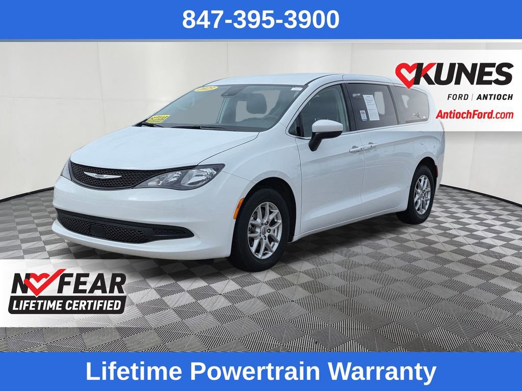 Used 2023 Chrysler Voyager LX image 3