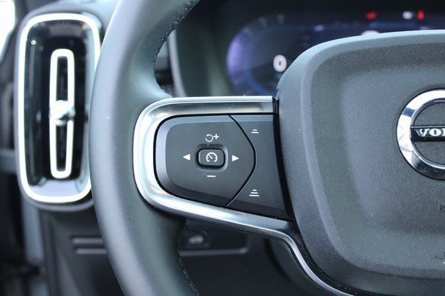 Used 2025 Volvo XC40 B5 Plus image 24
