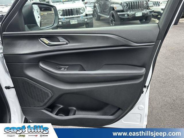 Certified 2025 Jeep Grand Cherokee Laredo X w/ Luxury Tech Group I AWD/4WD image 27