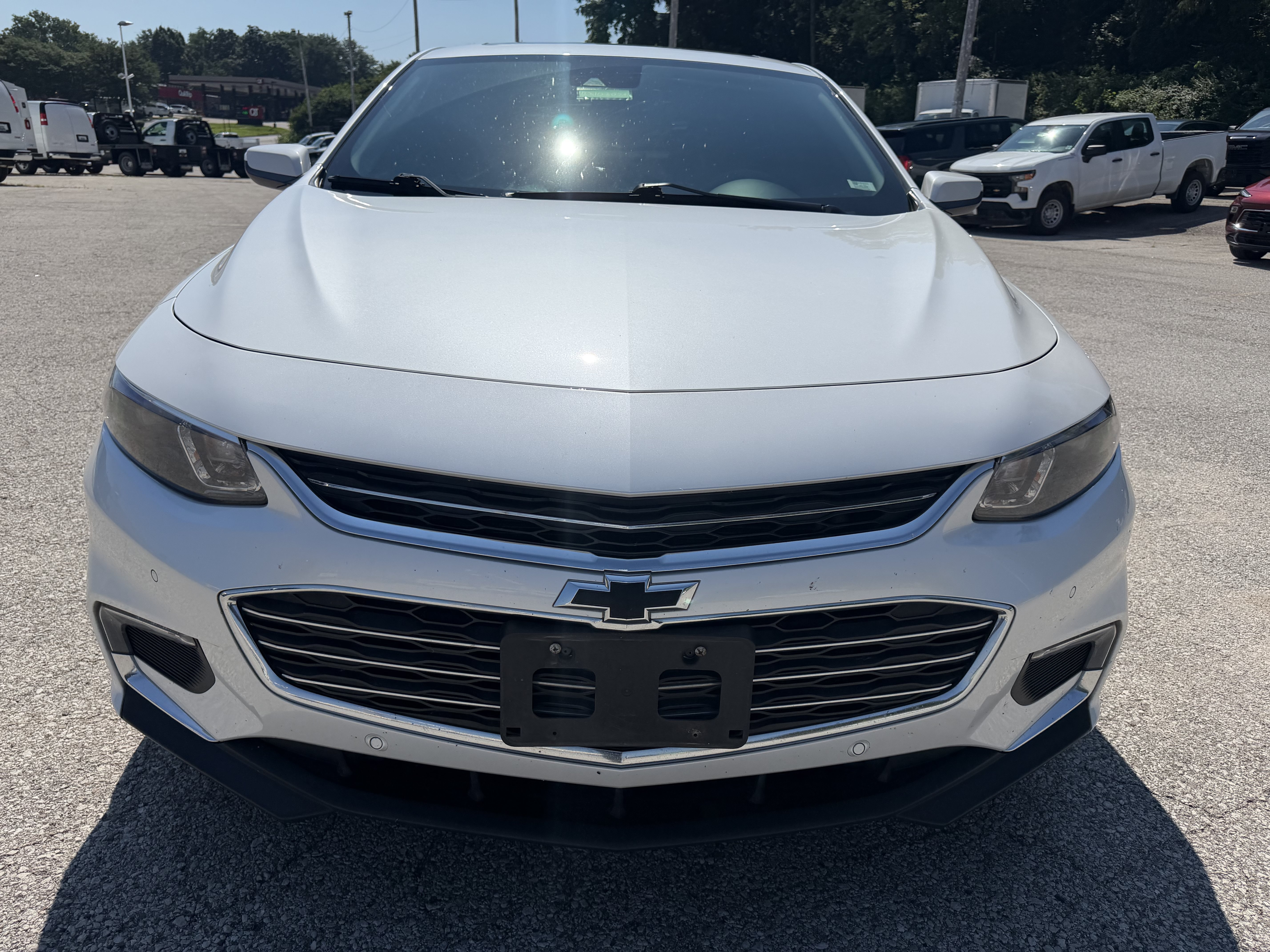 Used 2018 Chevrolet Malibu LT w/ Leather Package FWD image 2
