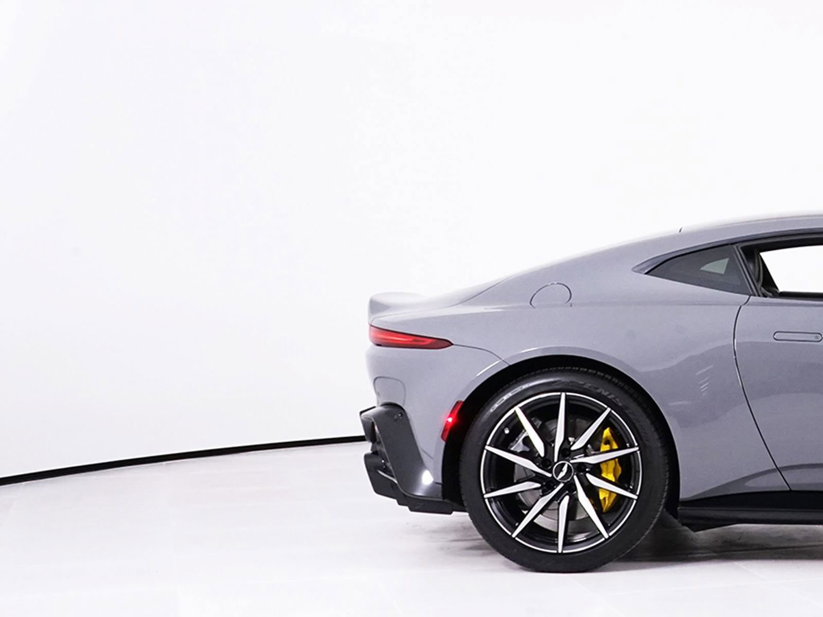 Used 2019 Aston Martin V8 Vantage Coupe RWD image 14