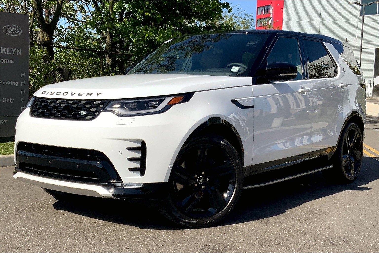 New 2025 Land Rover Discovery Dynamic SE image 1