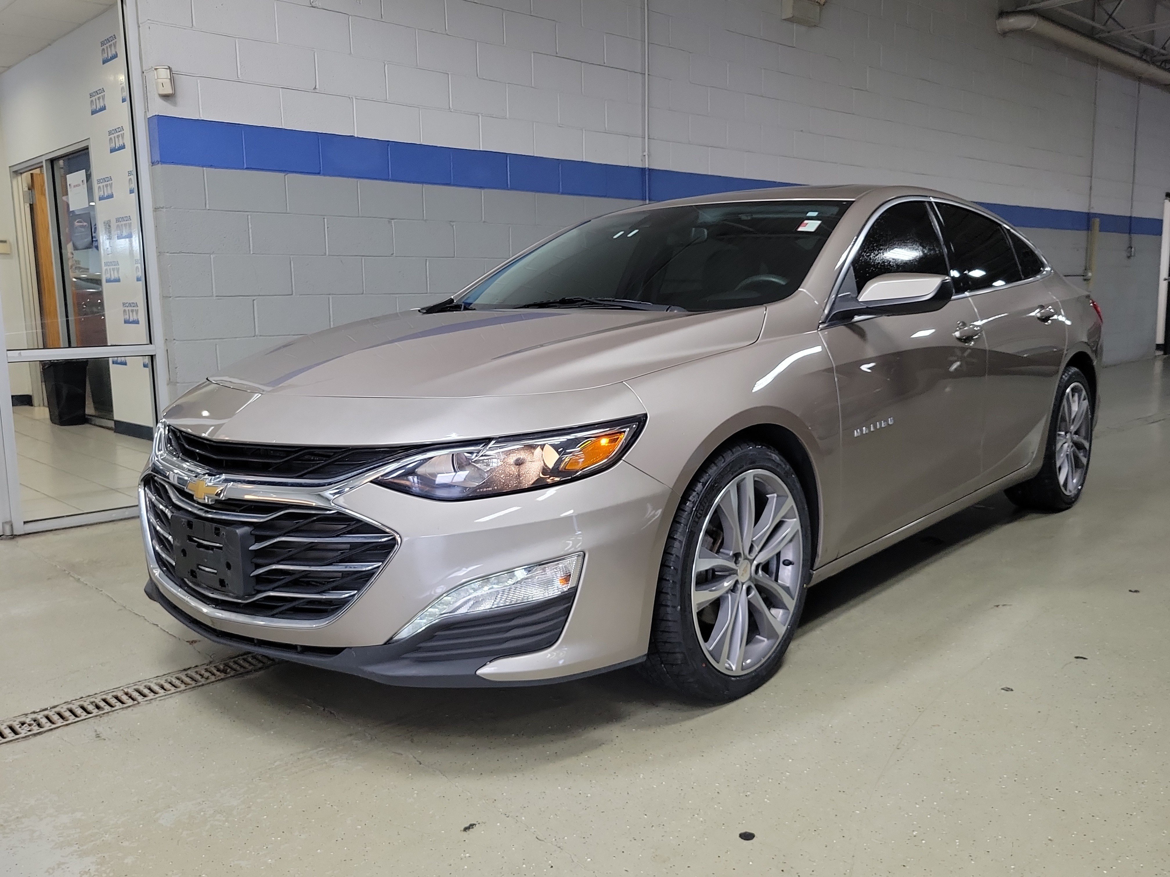 Used 2023 Chevrolet Malibu LT w/ Driver Confidence Package FWD image 2