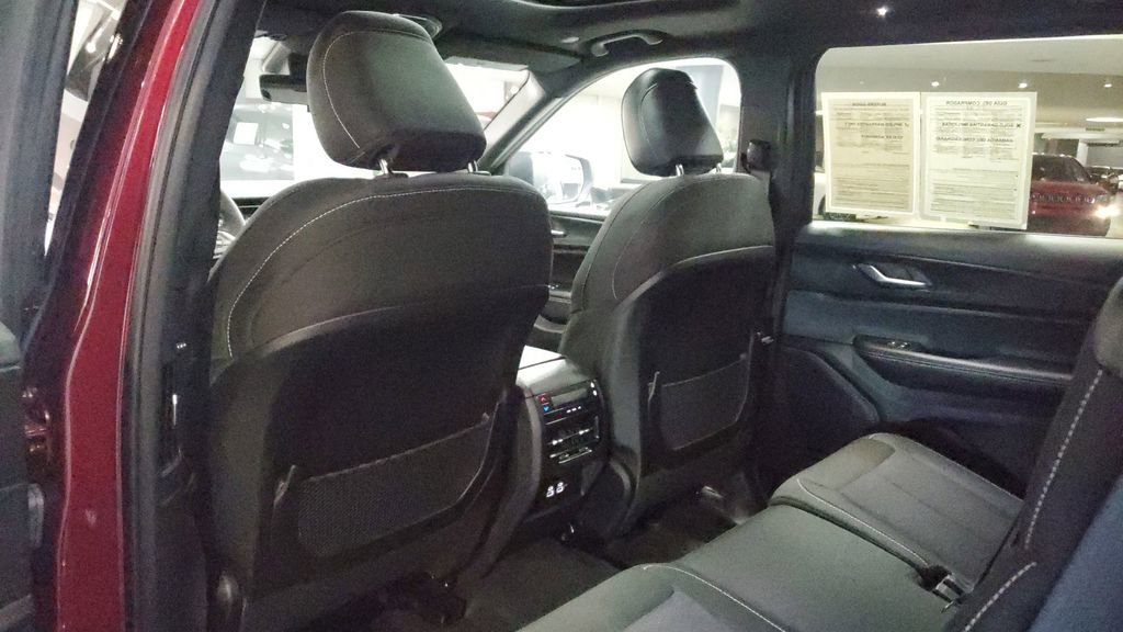 Used 2025 Jeep Grand Cherokee L Laredo image 17