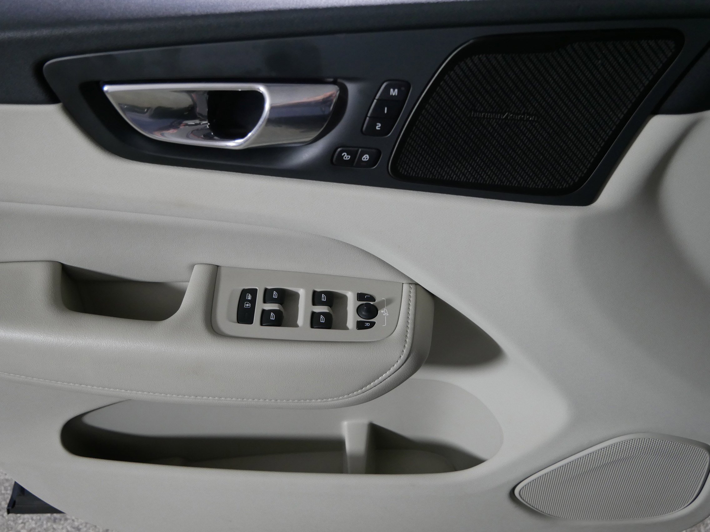 Used 2019 Volvo XC60 T8 Inscription w/ Advanced Package image 19