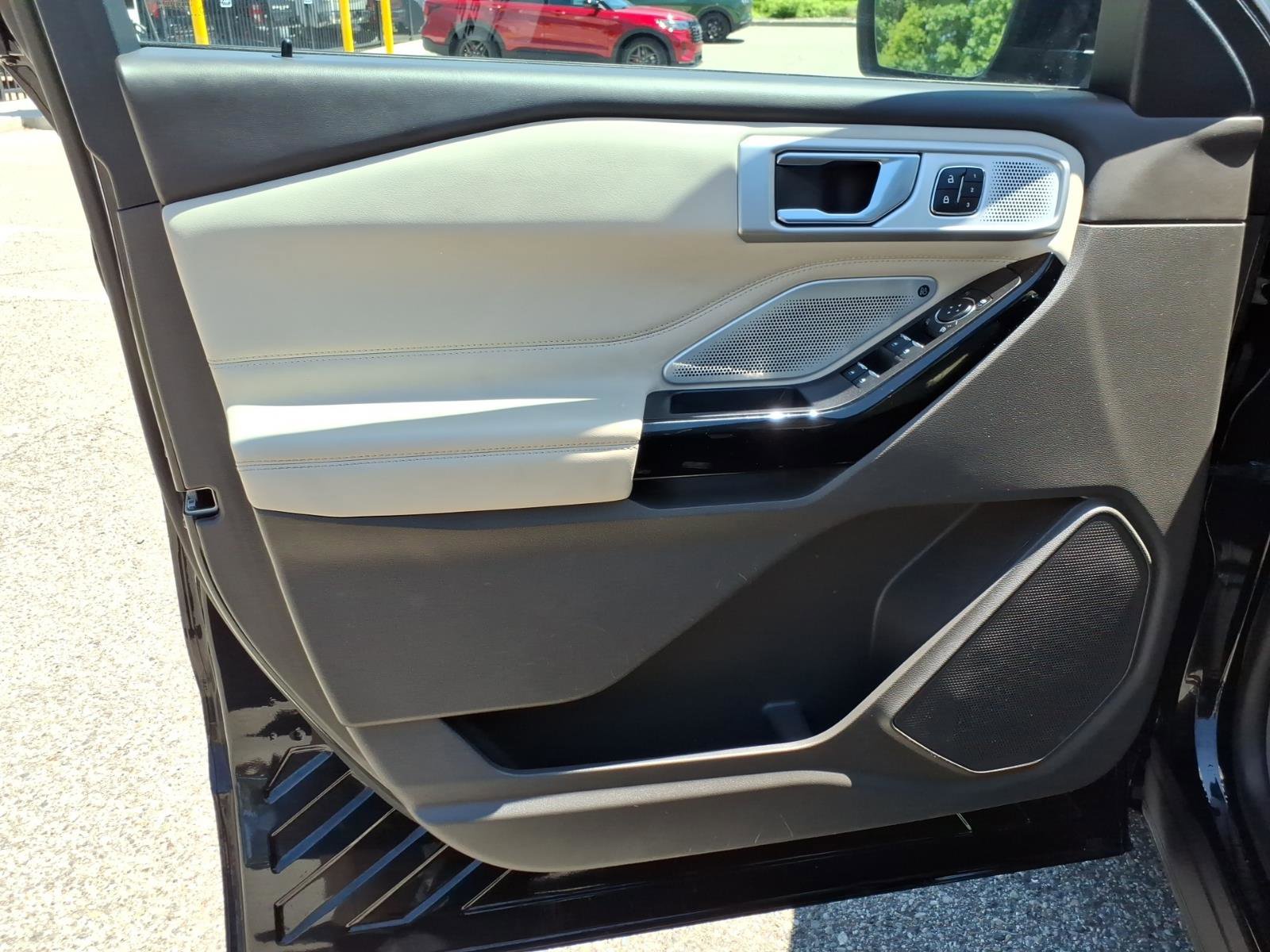 Used 2023 Ford Explorer Platinum w/ Technology Package AWD/4WD image 16