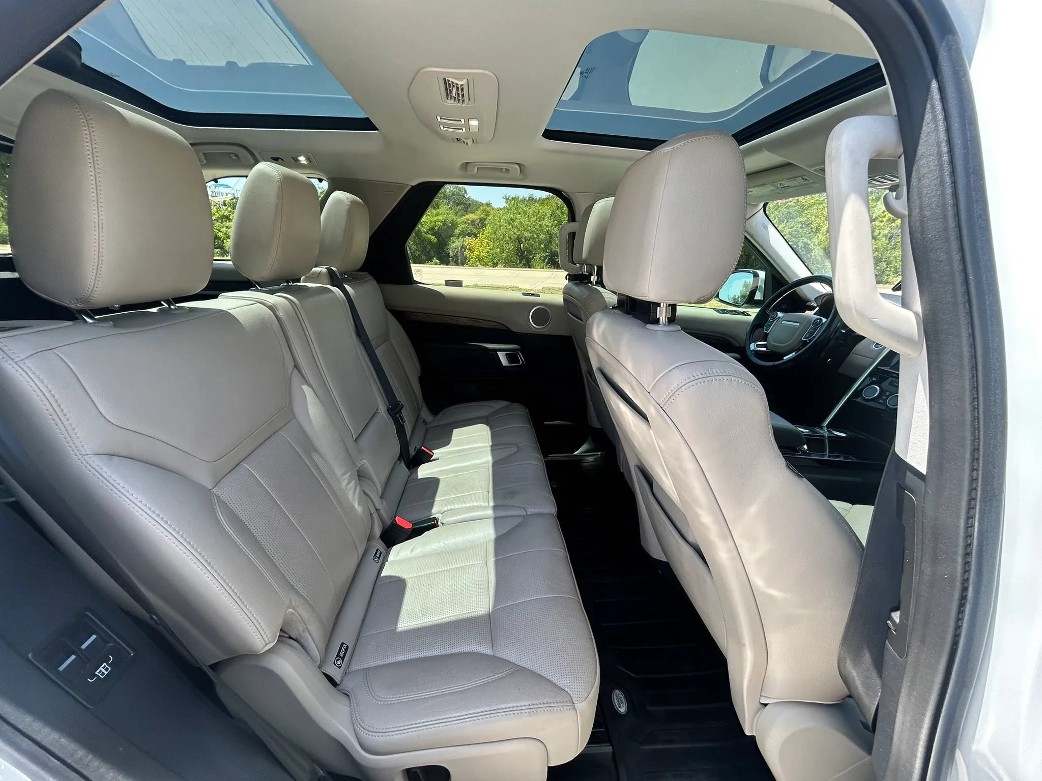 Used 2018 Land Rover Discovery HSE AWD/4WD image 15