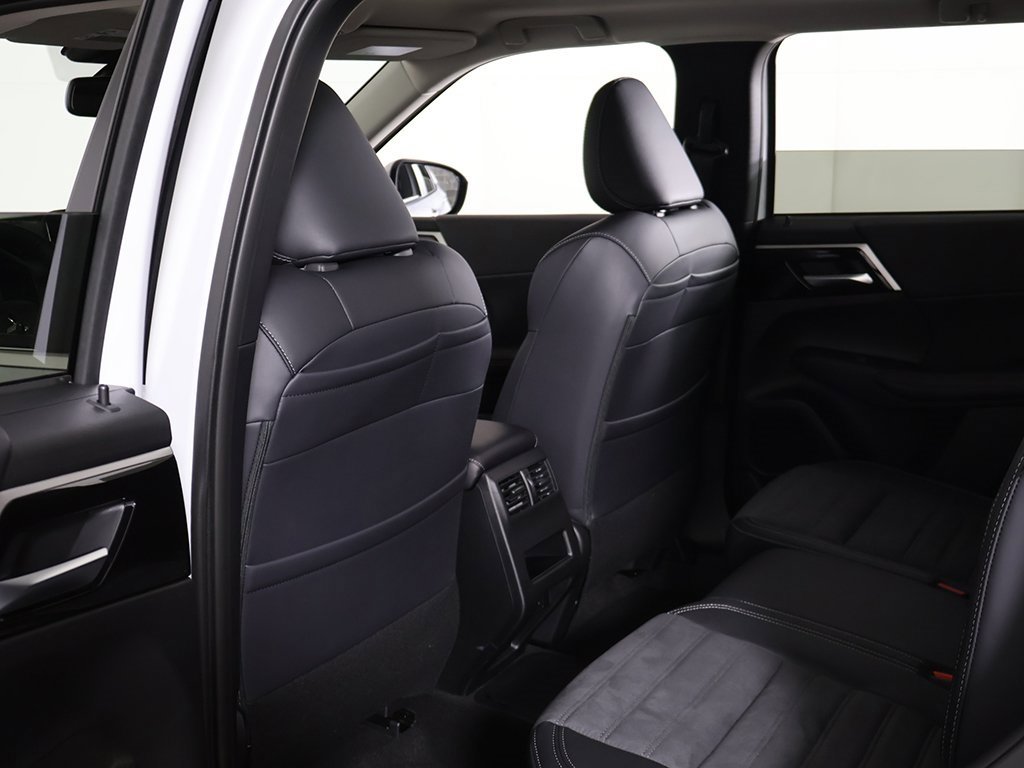 New 2025 Mitsubishi Outlander SE image 32