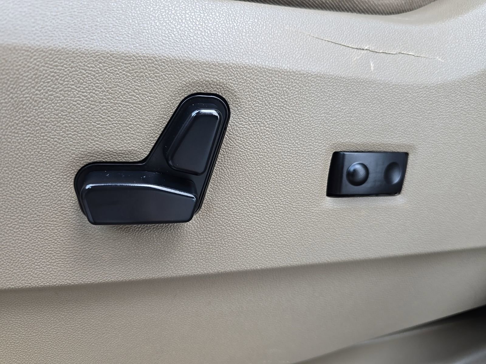 Used 2013 Chrysler Town & Country Limited w/ Luxury Group FWD image 15