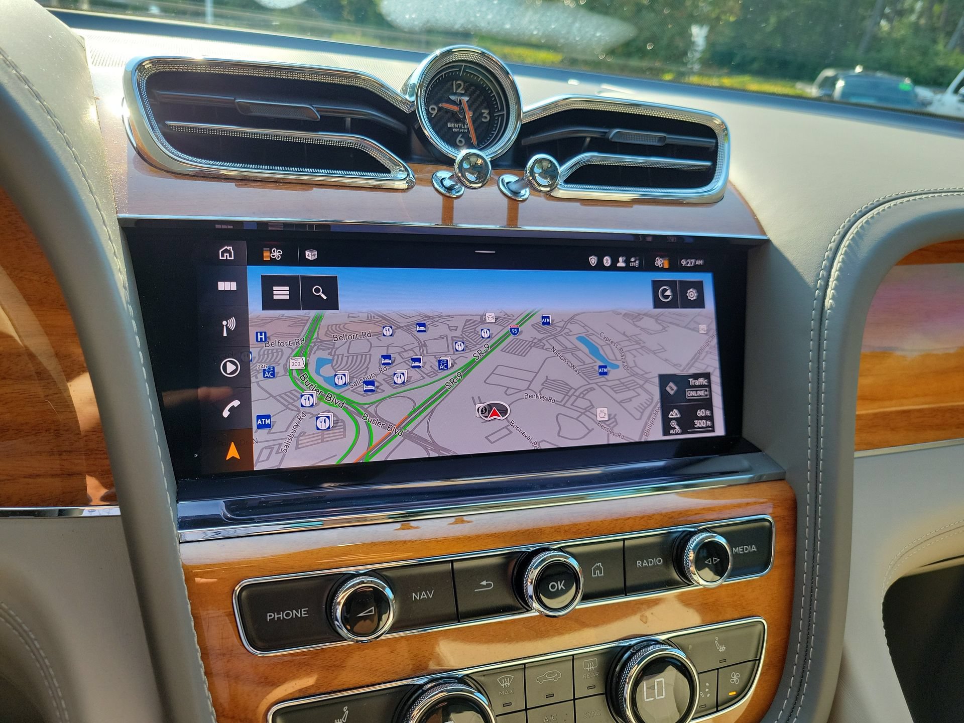 Certified 2023 Bentley Bentayga Plug-In Hybrid AWD/4WD image 42