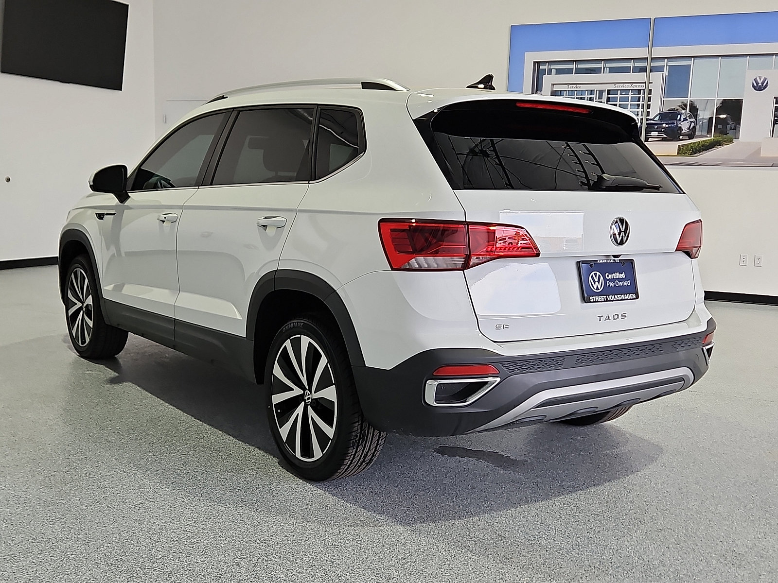Certified 2022 Volkswagen Taos SE image 3