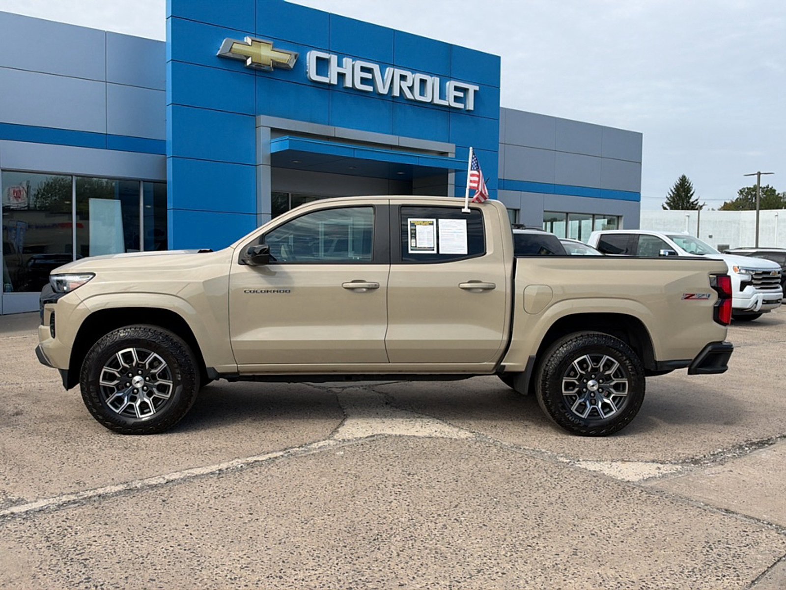Used 2023 Chevrolet Colorado Z71 w/ Z71 Convenience Package 2 AWD/4WD image 8
