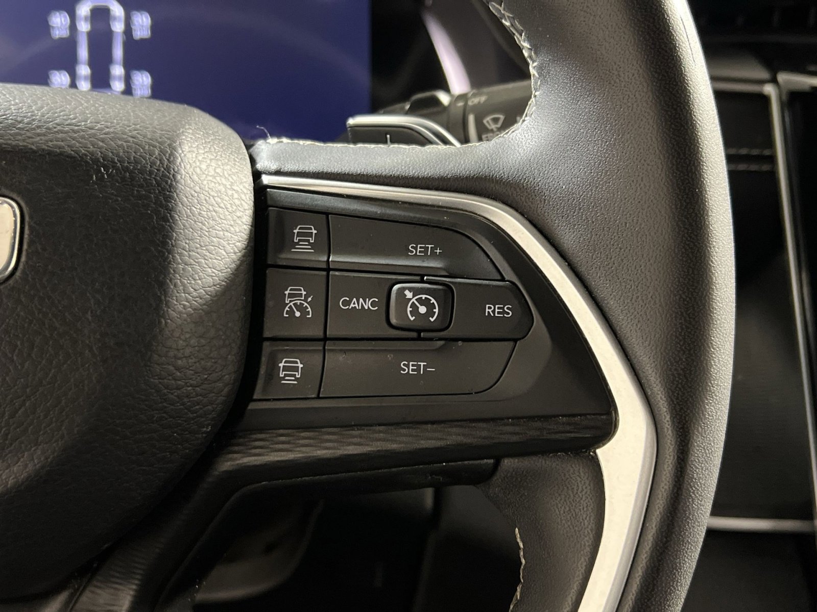 Used 2023 Jeep Grand Cherokee L Laredo image 30