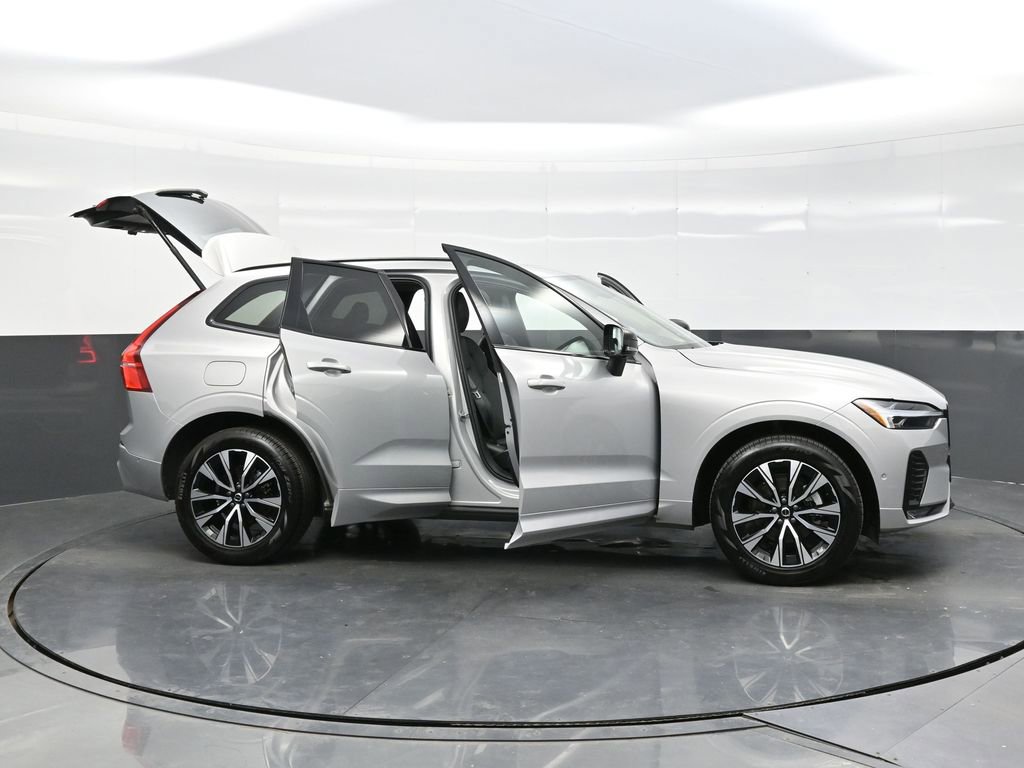 Used 2025 Volvo XC60 B5 Plus image 37