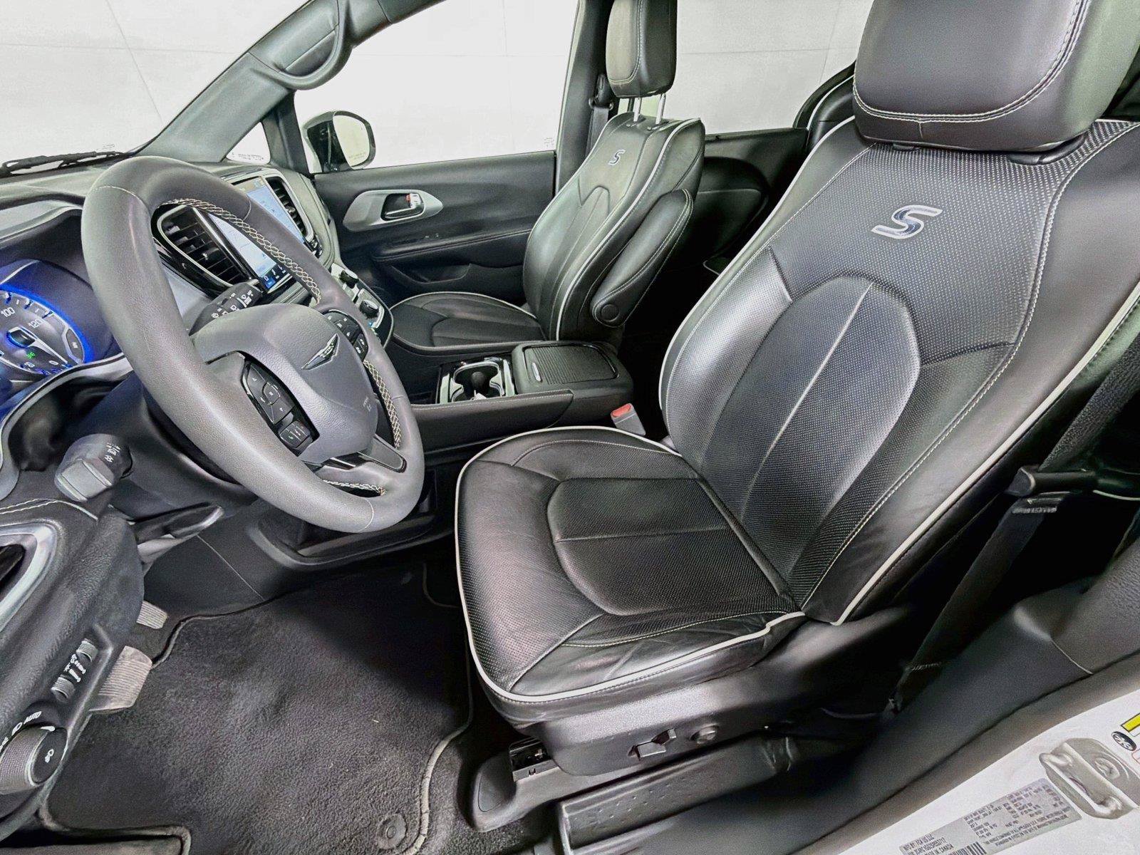 Used 2025 Chrysler Pacifica Limited FWD image 2