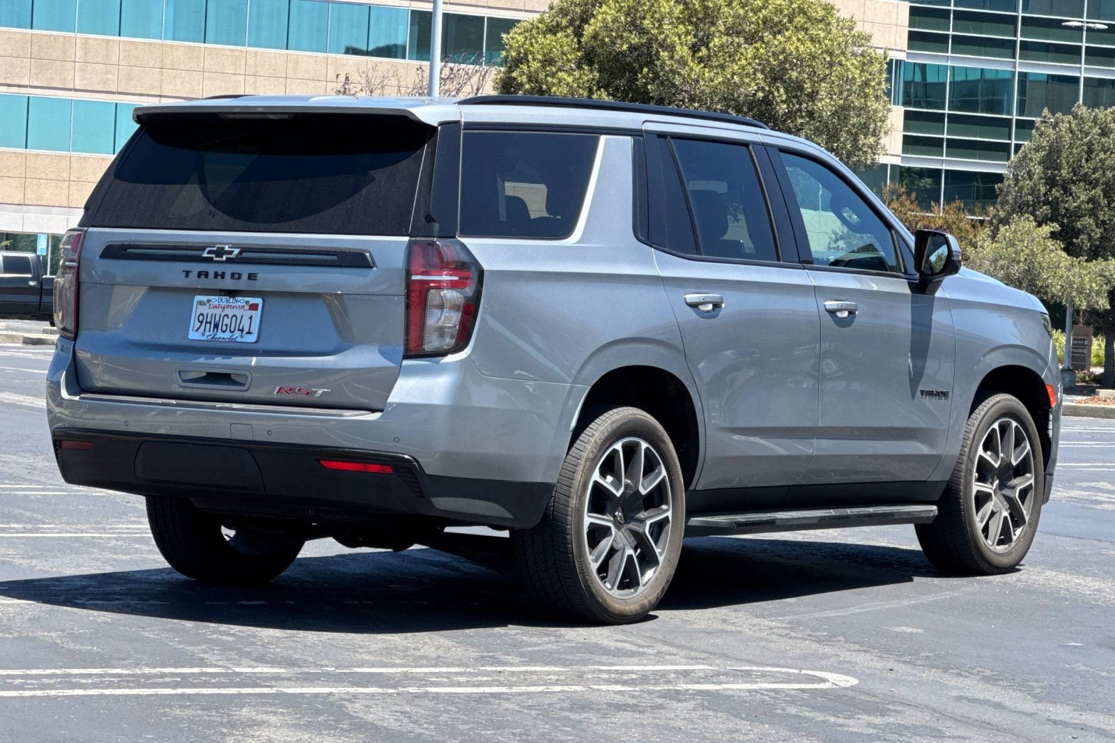 Used 2023 Chevrolet Tahoe RST w/ Luxury Package AWD/4WD image 4