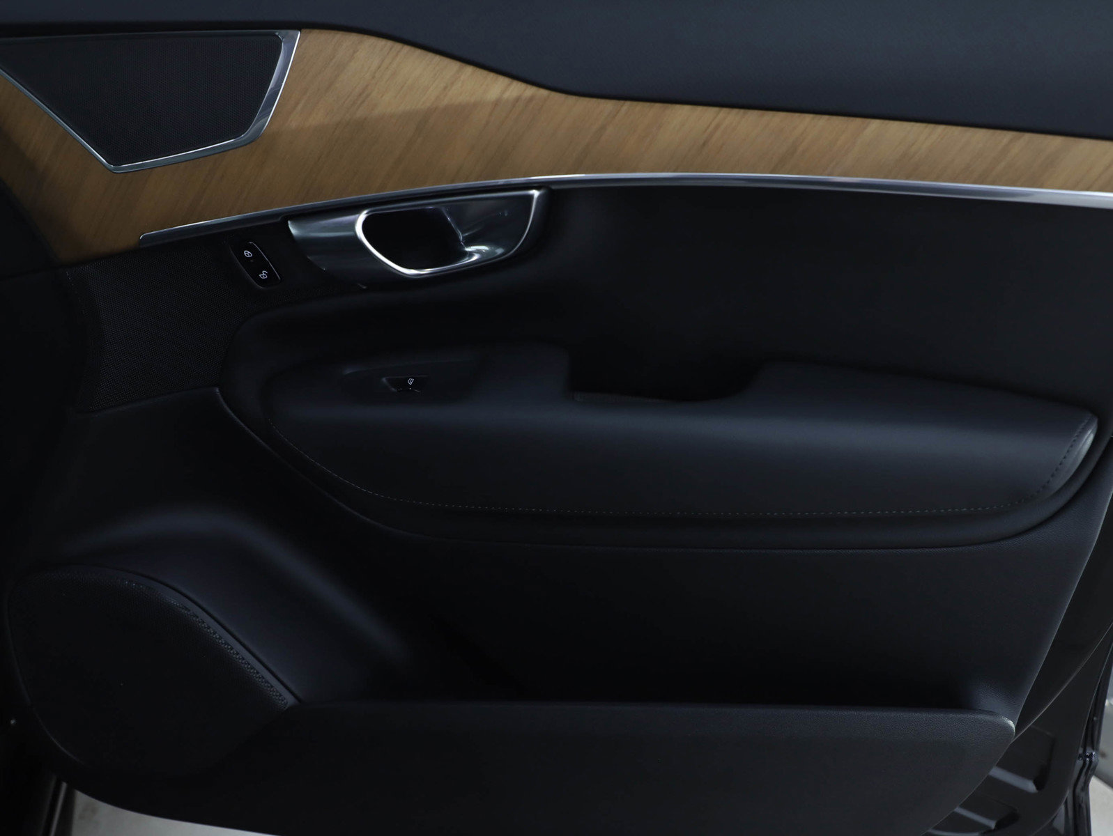 Used 2025 Volvo XC90 B6 Plus image 9