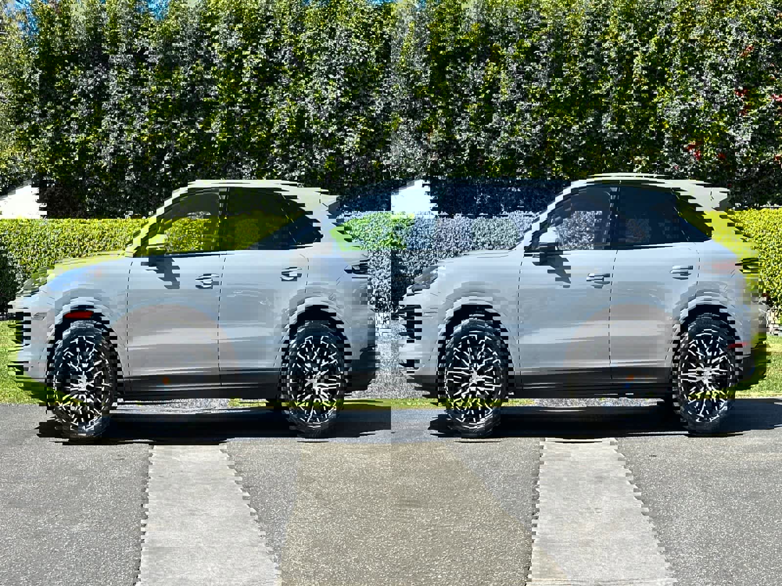 Certified 2025 Porsche Cayenne image 2