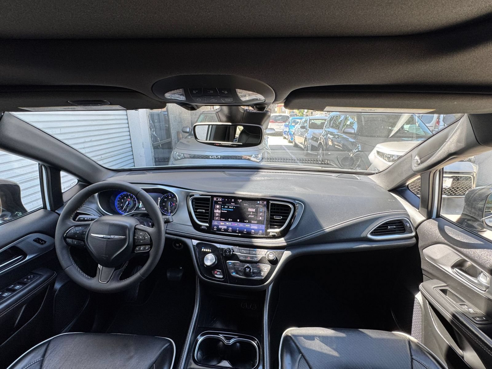 Used 2025 Chrysler Pacifica Limited FWD image 33