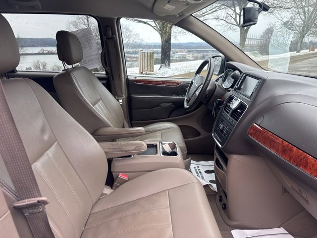 Used 2016 Chrysler Town & Country Touring image 9