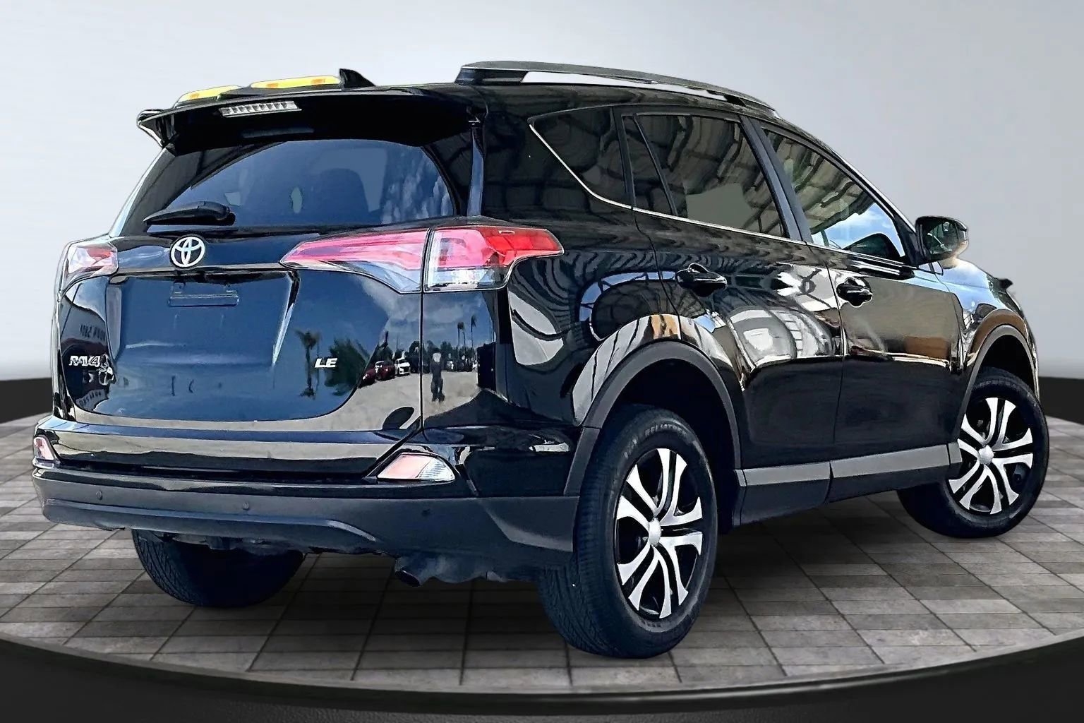 Used 2017 Toyota RAV4 LE FWD image 6