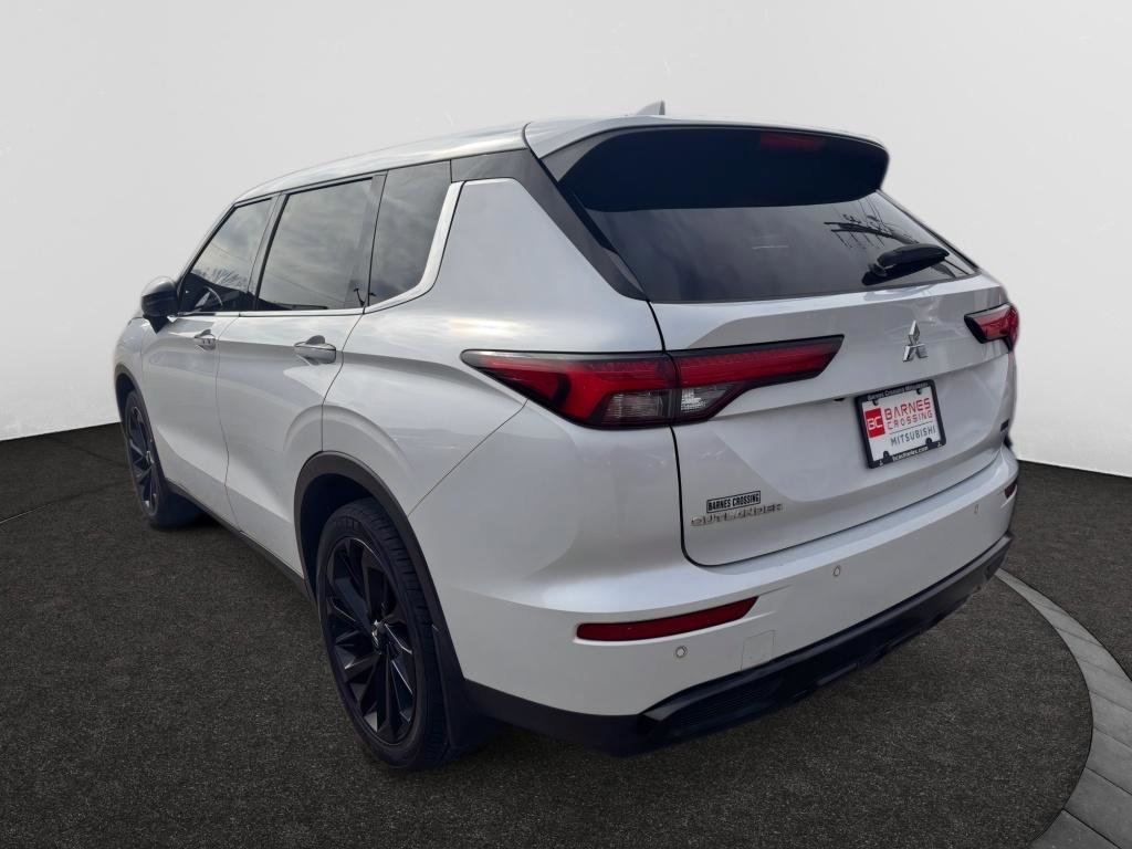 Used 2023 Mitsubishi Outlander SE Black Edition image 4