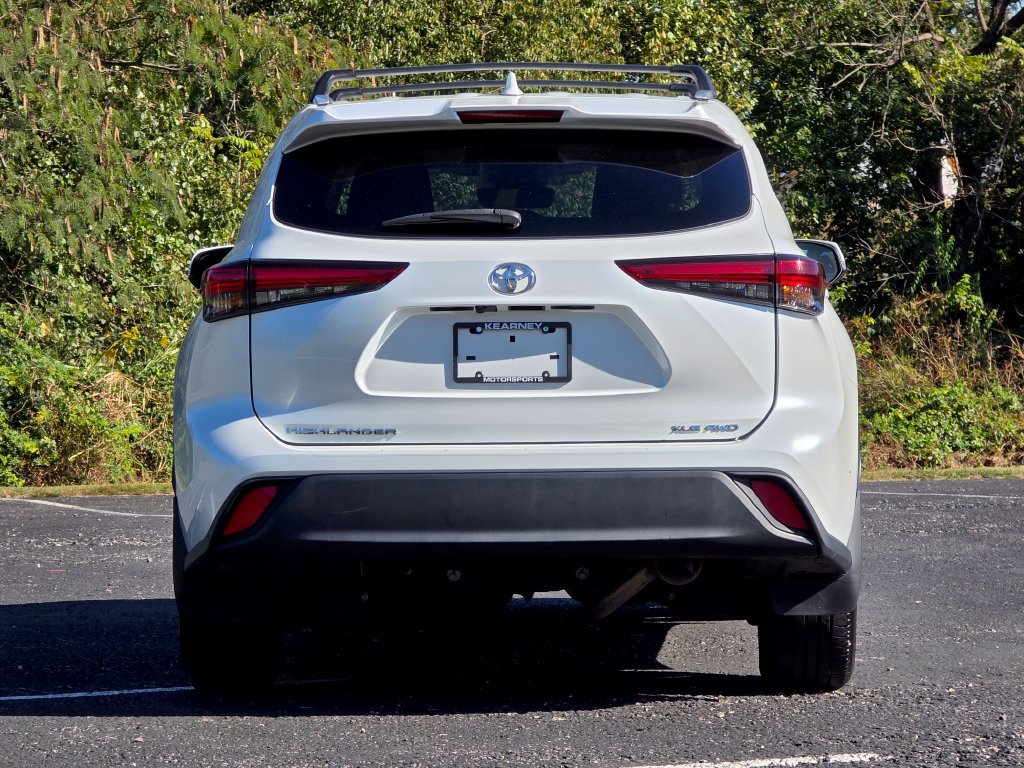 Used 2022 Toyota Highlander XLE AWD/4WD image 5