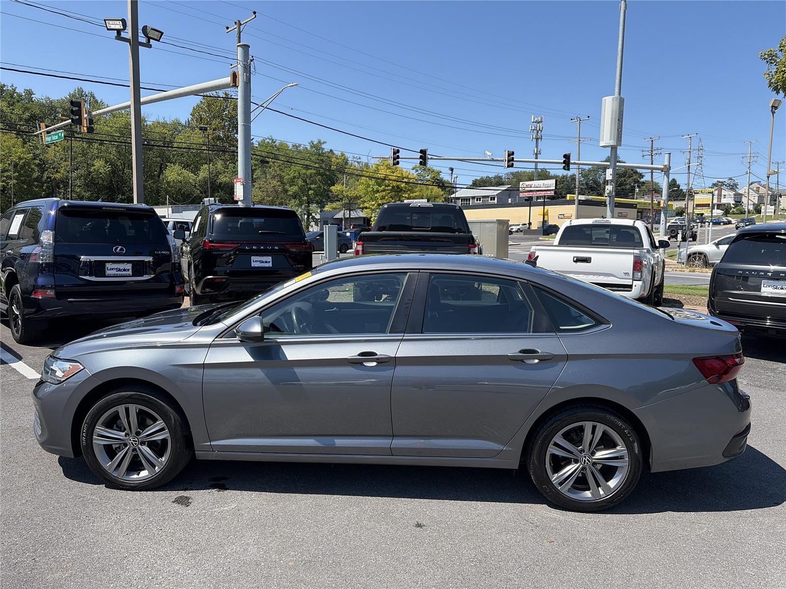 Used 2022 Volkswagen Jetta SE FWD image 2