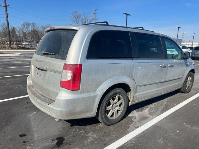 Used 2011 Chrysler Town & Country Touring image 4