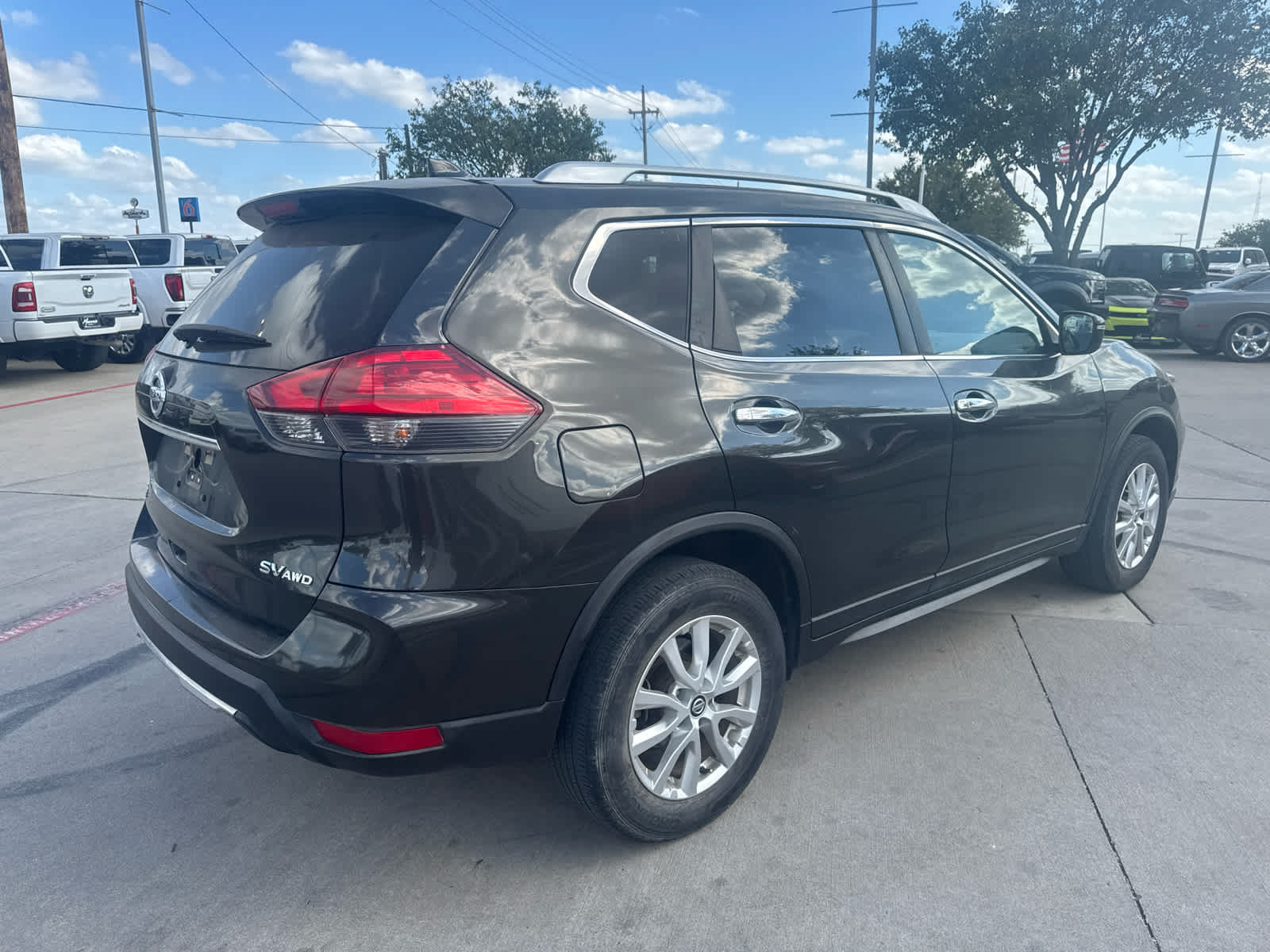 Used 2017 Nissan Rogue SV AWD/4WD image 3