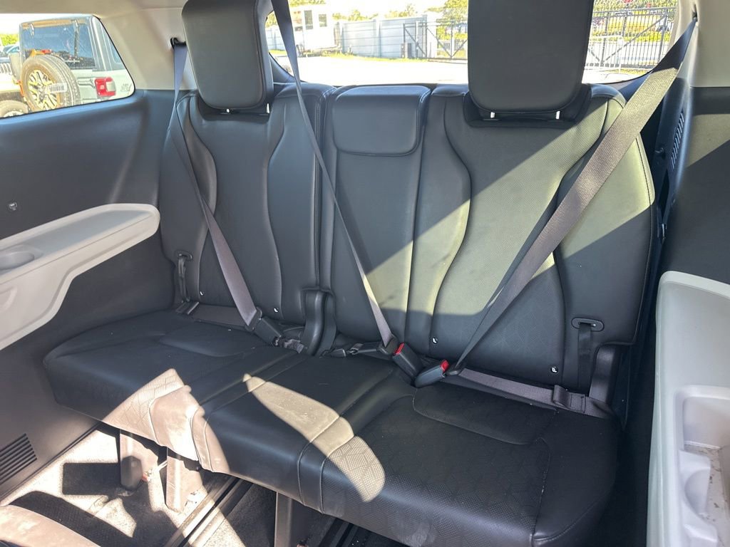 Used 2024 Kia Carnival LX image 16