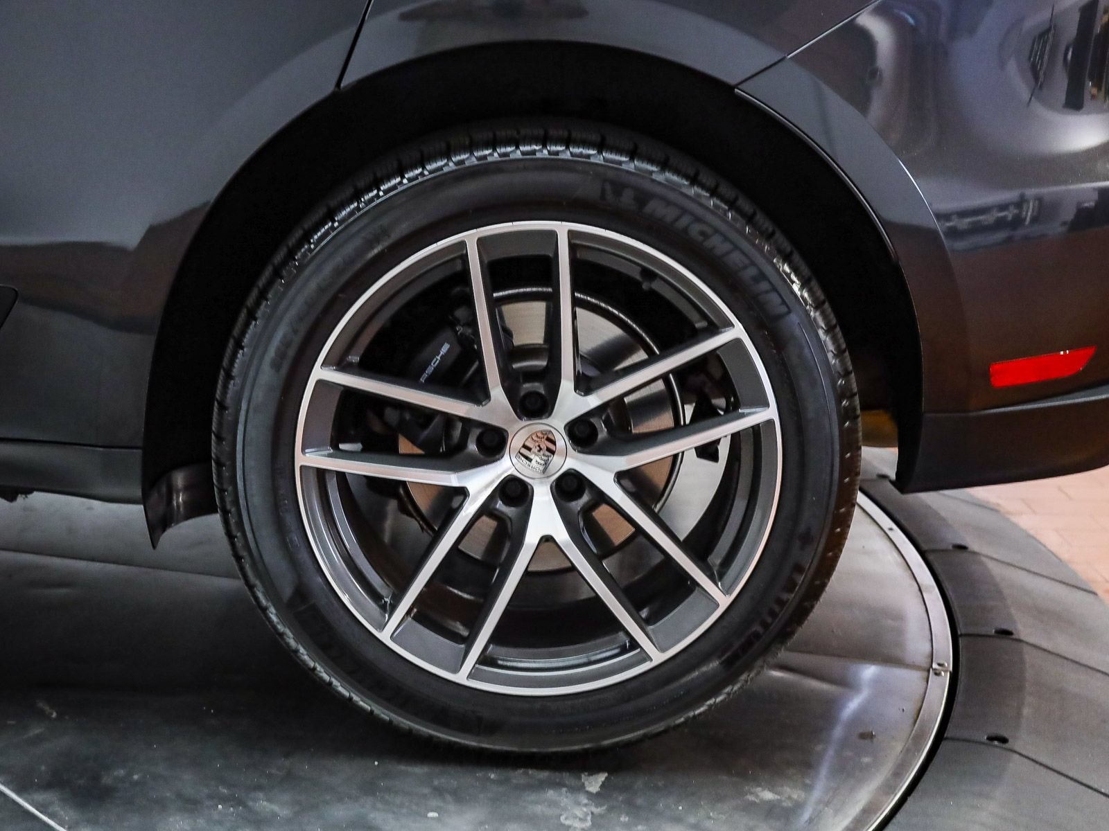 Certified 2025 Porsche Macan AWD/4WD image 9