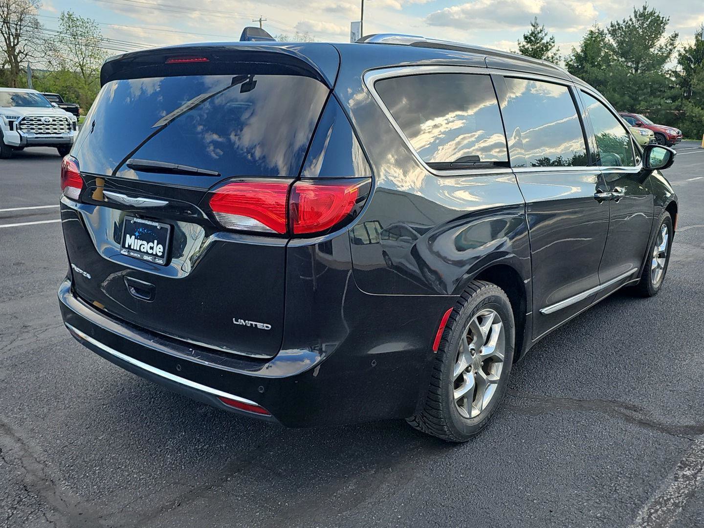 Used 2017 Chrysler Pacifica Limited FWD image 2