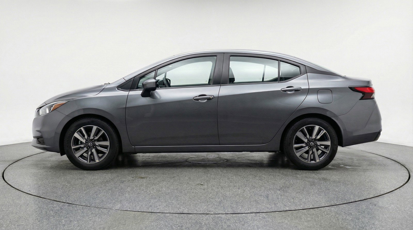 Used 2025 Nissan Versa SV image 5