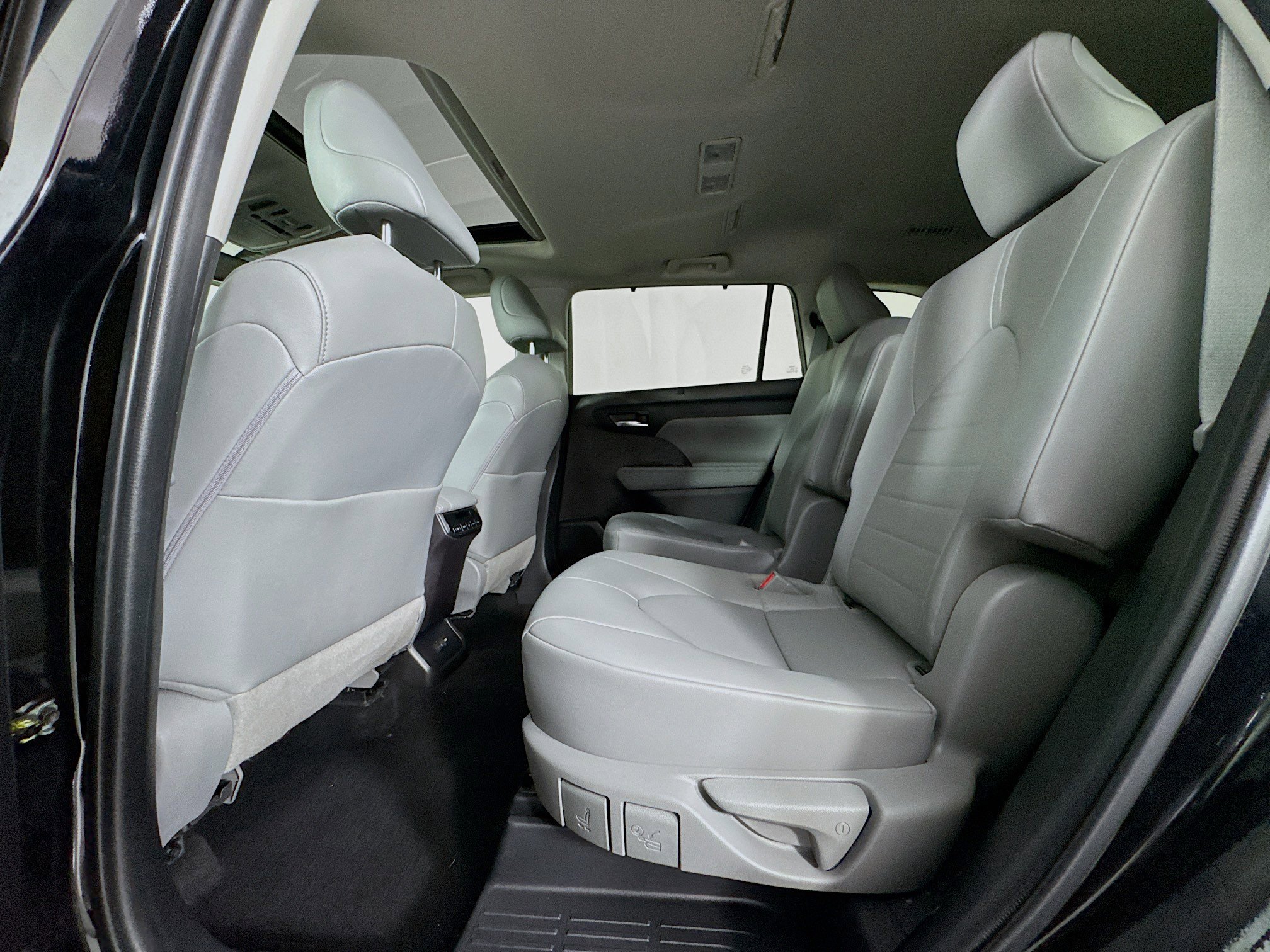 Used 2022 Toyota Highlander XLE AWD/4WD image 24