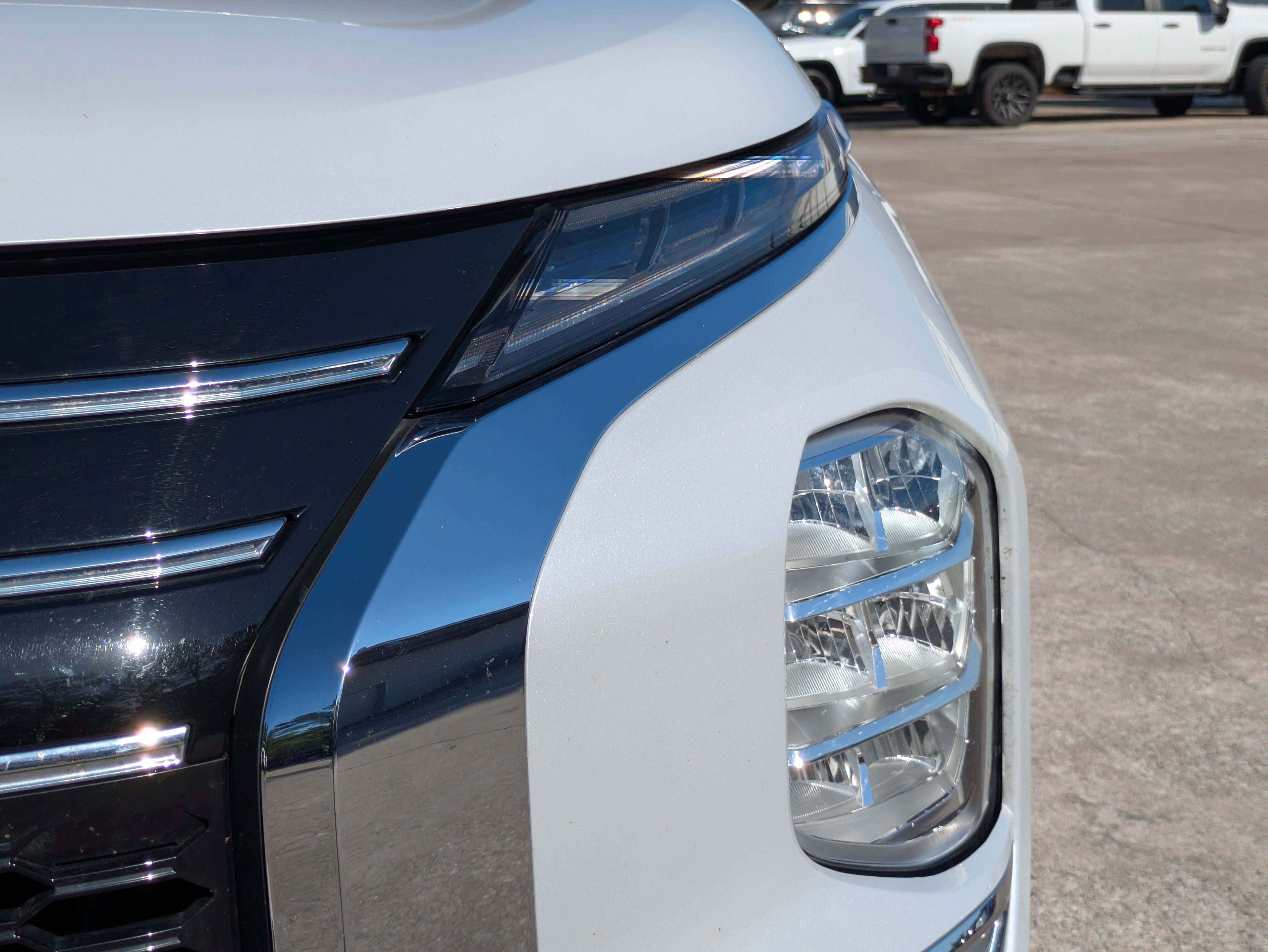 Used 2025 Mitsubishi Outlander SE image 32