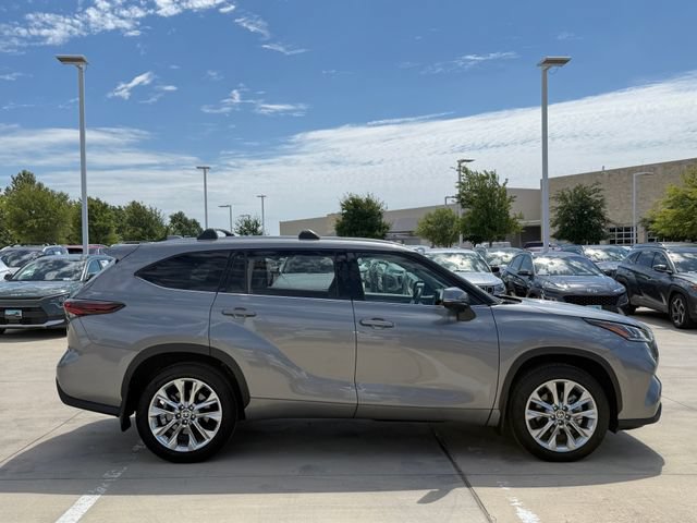 Used 2025 Toyota Highlander Limited FWD image 5
