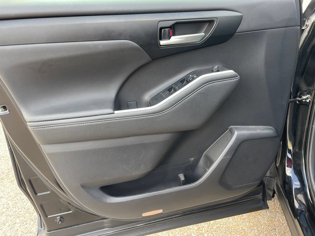Used 2023 Toyota Highlander XSE FWD image 9