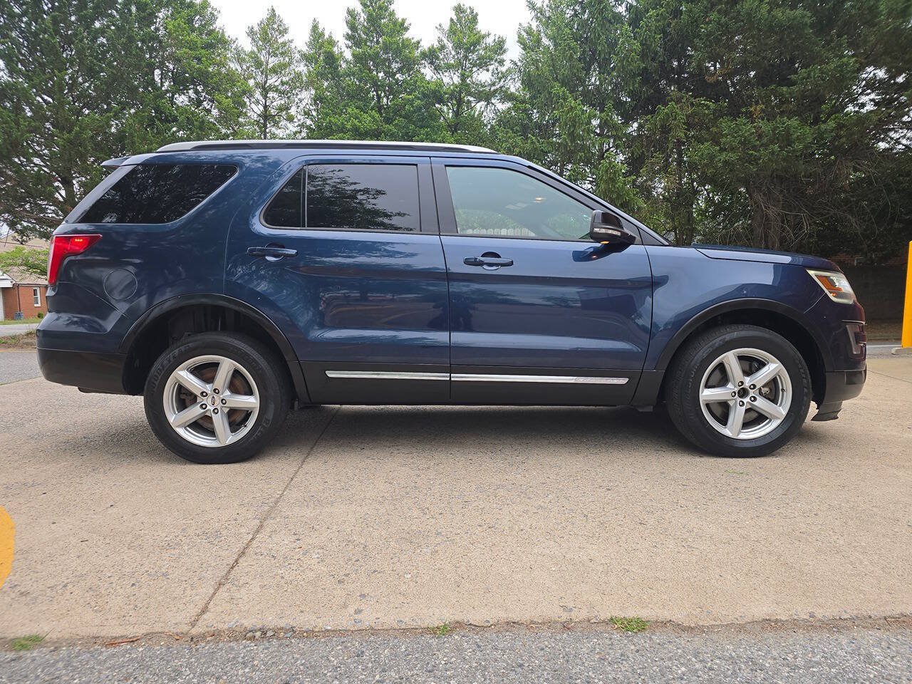 Used 2016 Ford Explorer XLT w/ Equipment Group 202A AWD/4WD image 2