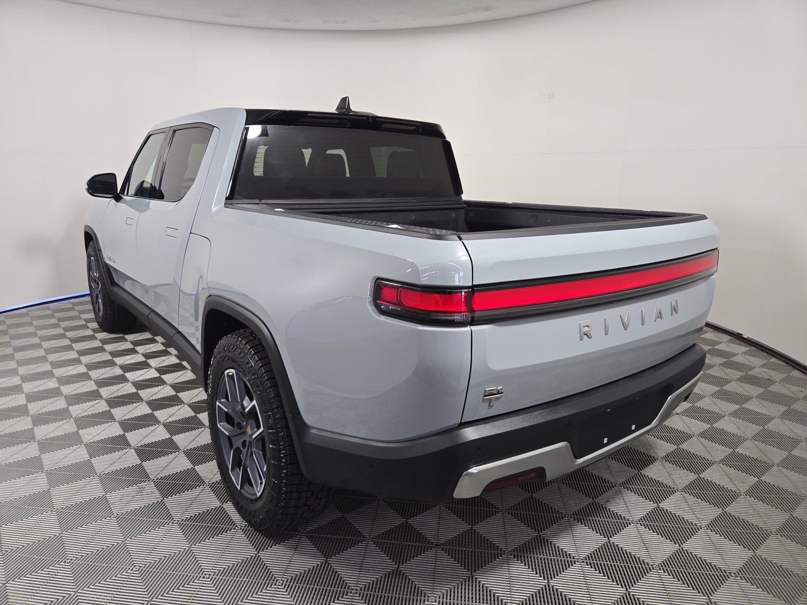 Used 2023 Rivian R1T Adventure AWD/4WD image 3