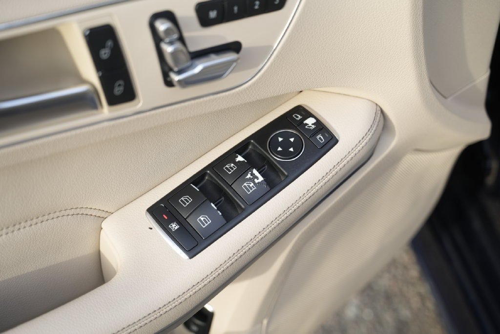 Used 2016 Mercedes-Benz E 350 4MATIC Sedan image 23